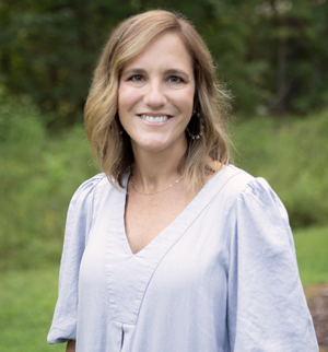 امندا کالہون، ایگزیکٹو ڈائریکٹر اور FEAT کی شریک بانی